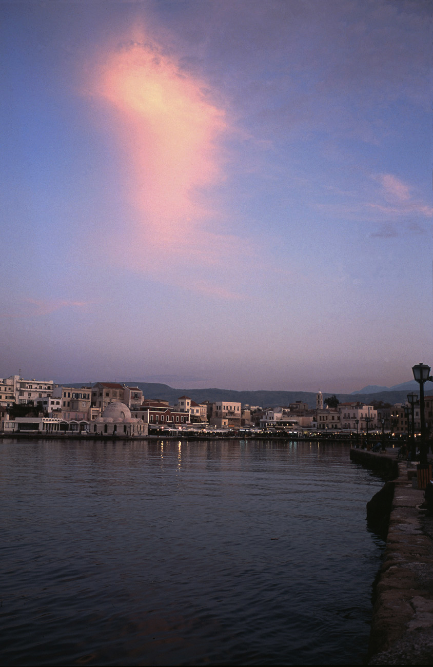 crete180 la canee.jpg - Nord, La Canée Nuage éclairé par le couchant au-dessus du port Elite Chrome 100